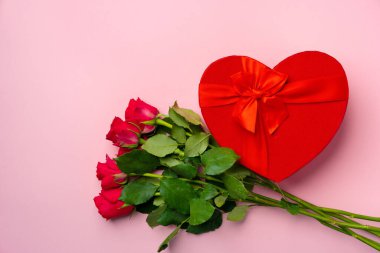 Bir buket gül ve hediye kutusu manzarası