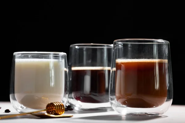 Glas koppar kaffe och mjölk på vitt bord — Stockfoto
