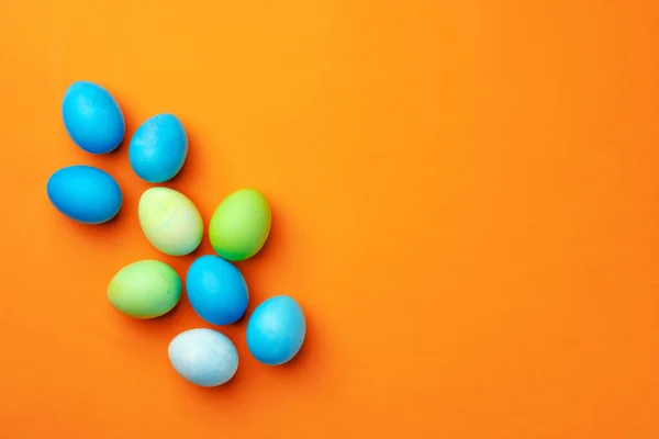 Huevos de Pascua pintados sobre fondo naranja vista superior — Foto de Stock