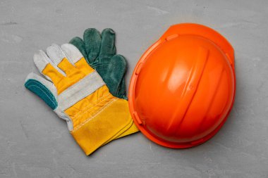 İnşaat işçisinin silindir şapkası ve eldivenleri.