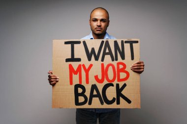 Pankart. İşimi geri istiyorum. Maskeli bir protestocunun ellerine. .