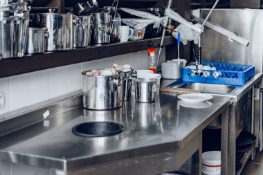 Mutfak bulaşıklarla dolu.