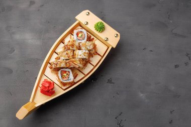 Tabakta sunulan ton balıklı suşi rulosunun en üst görüntüsü.