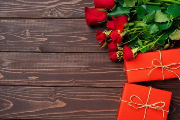 Bir buket gül ve hediye kutusu manzarası — Stok fotoğraf