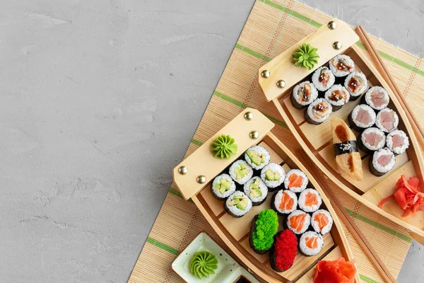 Sada maki sushi na dřevěném podnosu — Stock fotografie