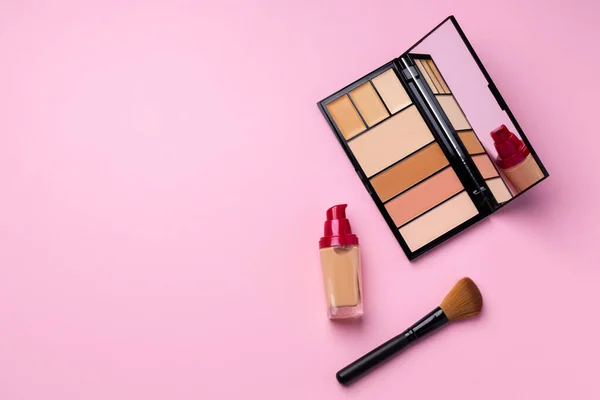 Make-up-Palette mit Pinsel auf rosa Hintergrund — Stockfoto