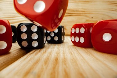 Ahşap arkaplanda kırmızı ve siyah zar küpleri