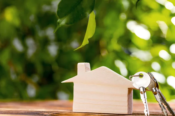 Jouet en bois maison et clés de maison fermer — Photo