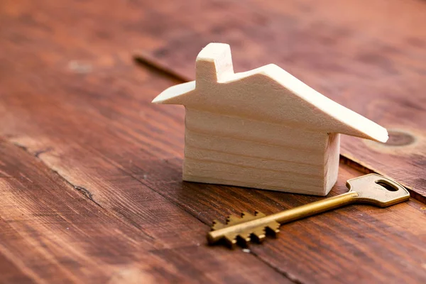 Jouet en bois maison et clés de maison fermer — Photo