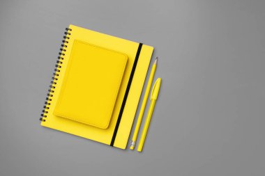 Gri arka planda sarı kalemli sarı not defteri
