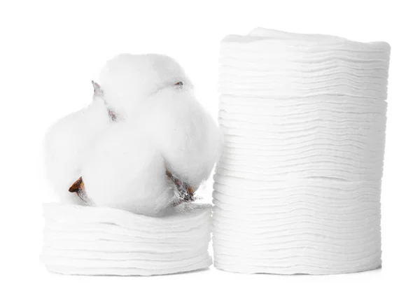 Pila de almohadillas de algodón y flor de algodón aislado en blanco — Foto de Stock
