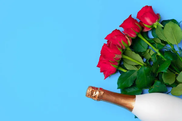 バラの花束とシャンパントップビュー — ストック写真