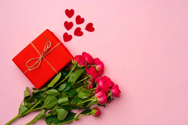 Bouquet de roses et boîte cadeau vue du dessus — Photo