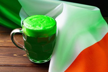 İrlanda bayrağına karşı bir bardak yeşil bira