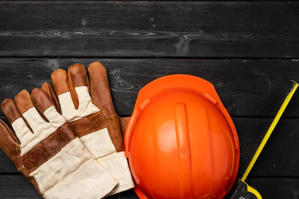 Harthut und Handschuhe des Bauarbeiters von oben — Stockfoto