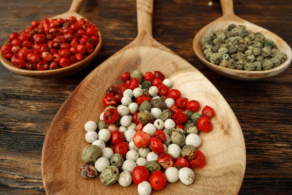 Macro speziato di grani di pepe rossi, verdi e bianchi — Foto Stock