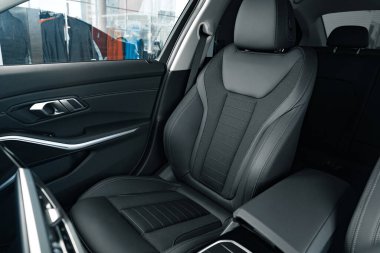 Yeni prestijli konforlu arabanın içini kapatın.