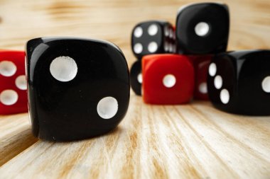 Ahşap arkaplanda kırmızı ve siyah zar küpleri