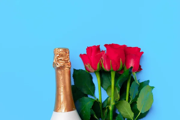 Boeket rozen en champagne bovenaanzicht — Stockfoto
