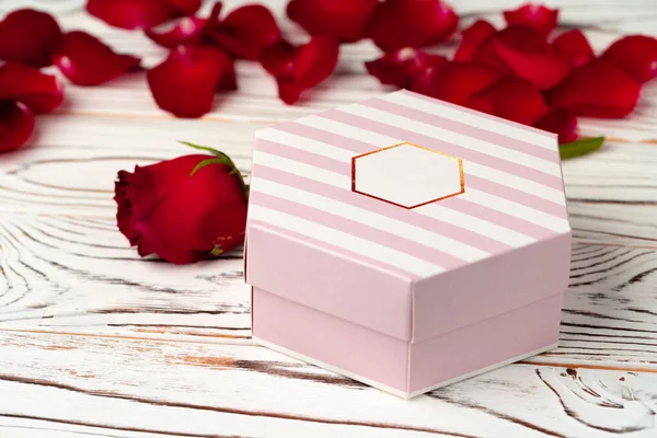 Regalo de San Valentín y rosa sobre mesa de madera — Foto de Stock