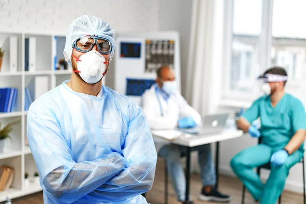 Männlicher Arzt in medizinischem Schutzanzug steht im Krankenhausschrank — Stockfoto