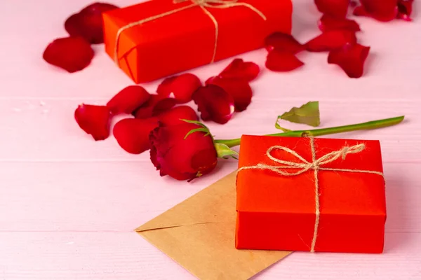 Walentynki prezent i róża na drewnianym stole — Zdjęcie stockowe