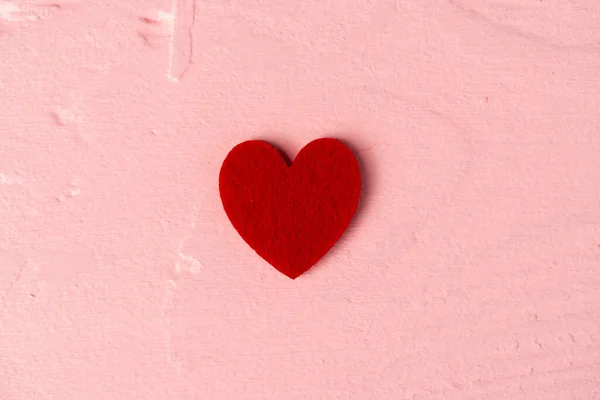 Червоний папір прикраса серця на рожевому фоні — стокове фото
