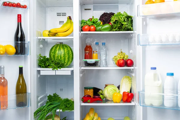 Buka kulkas penuh buah-buahan, sayuran dan minuman — Stok Foto