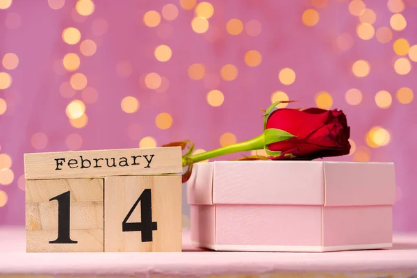 Calendario in legno 14 febbraio su sfondo rosa bokeh — Foto Stock