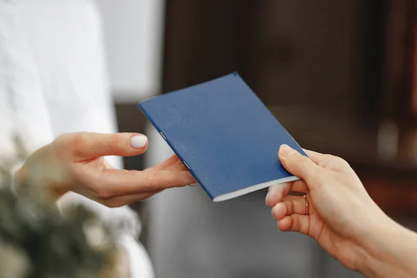 Kobieta przekazująca paszport recepcjonistce hotelowej — Zdjęcie stockowe