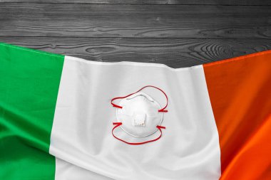 İtalya bayrağında tıbbi yüz maskesi