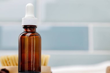 Kozmetik, koyu kehribar, pipetli cam şişe.