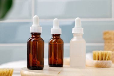 Banyoda pipetli cam kozmetik yağ şişeleri.