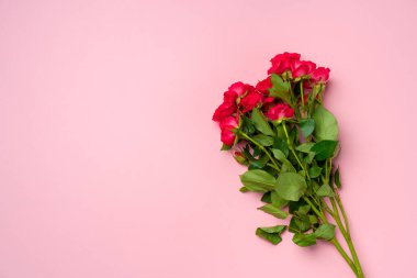 Pembe arka planda gül buketi