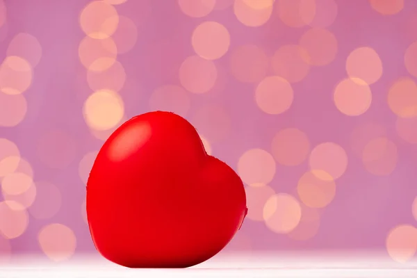 Κόκκινη διακόσμηση καρδιά έναντι ροζ φόντο bokeh — Φωτογραφία Αρχείου