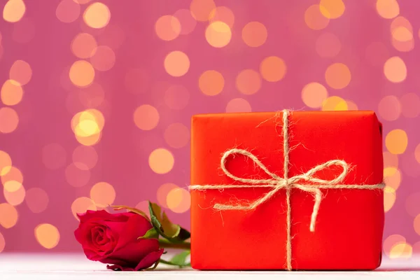 День Святого Валентина подарунок і троянда на дерев'яному столі — стокове фото