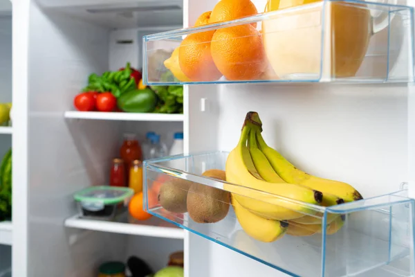 Offener Kühlschrank voller Obst, Gemüse und Getränke — Stockfoto