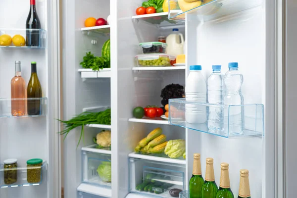 Offener Kühlschrank voller Obst, Gemüse und Getränke — Stockfoto