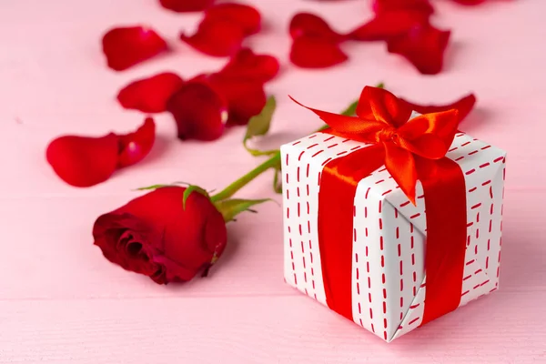 バレンタインデーの贈り物と木製のテーブルの上でバラ — ストック写真