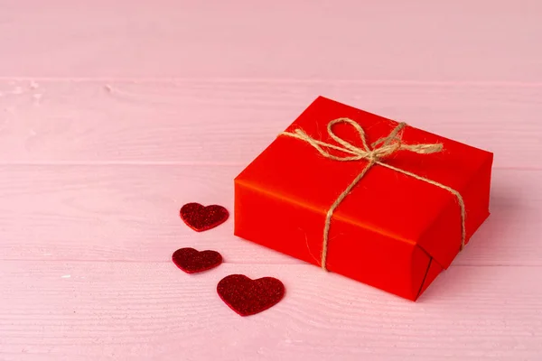 Завернутый подарок на день Святого Валентина на деревянном столе — стоковое фото