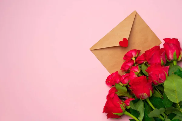 Bouquet of roses and envelope top view — Stock Photo, Image