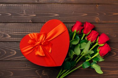 Bir buket gül ve hediye kutusu manzarası