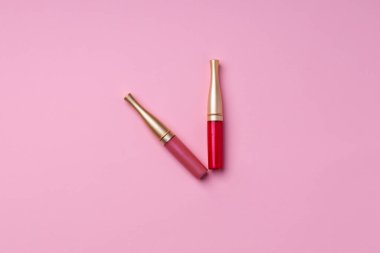 Pembe arkaplanda dudak makyaj ürünü