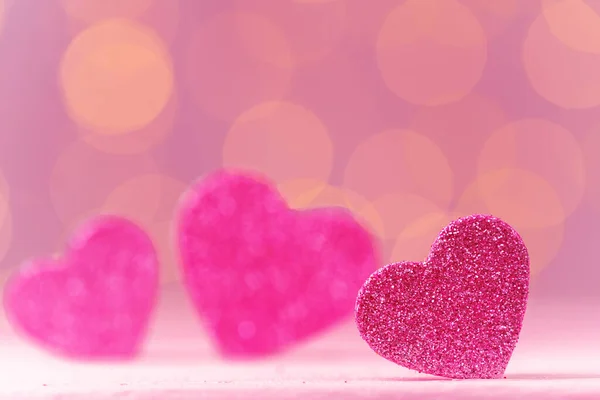 핑크 배경에 핑크 빛 반짝 이는 심장 장식 — 스톡 사진