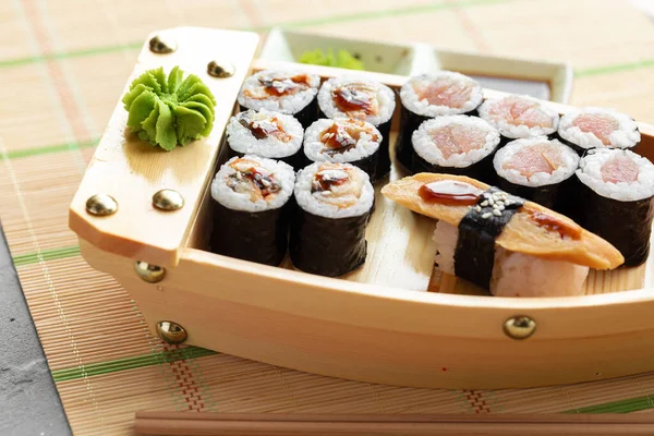 Set di sushi maki su vassoio di legno — Foto Stock