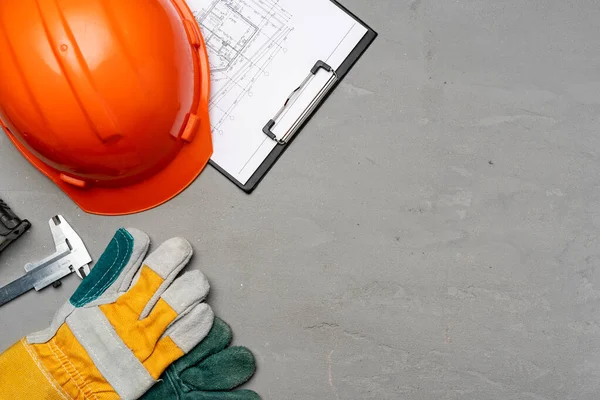 Harthut, Handschuhe und Baupläne eines Bauunternehmers — Stockfoto