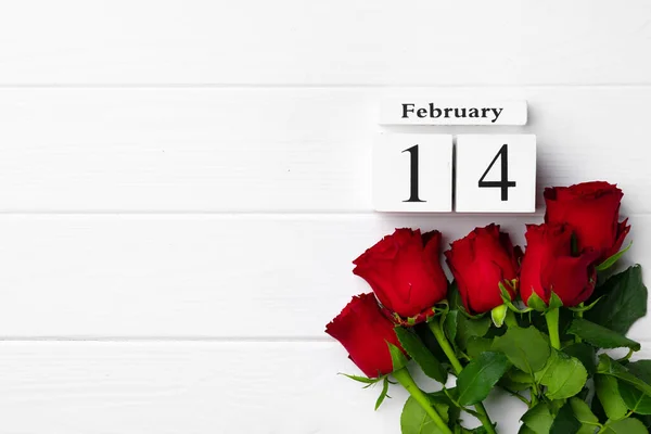 Calendario de madera 14 de febrero y rosas sobre fondo blanco —  Fotos de Stock