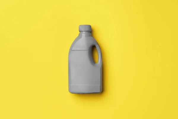 黄色底色液体洗涤剂灰色容器 — 图库照片