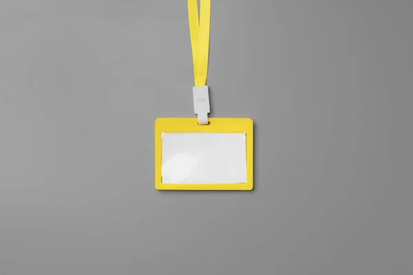 Leere gelbe Abzeichen-Attrappe auf grauem Hintergrund — Stockfoto