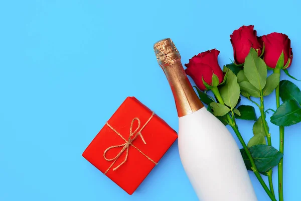 バラの花束、シャンパンとギフトボックスフラットレイのボトル — ストック写真